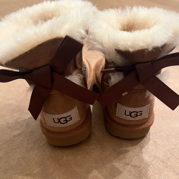 Toddler girls Ugg Bailey button boots size 9 - Picture 2 of 3